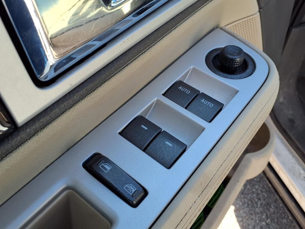 Used 2009 White Lincoln Base image 12