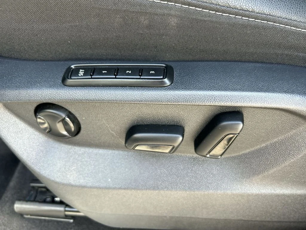 Used 2019 Blue Volkswagen SEL image 13