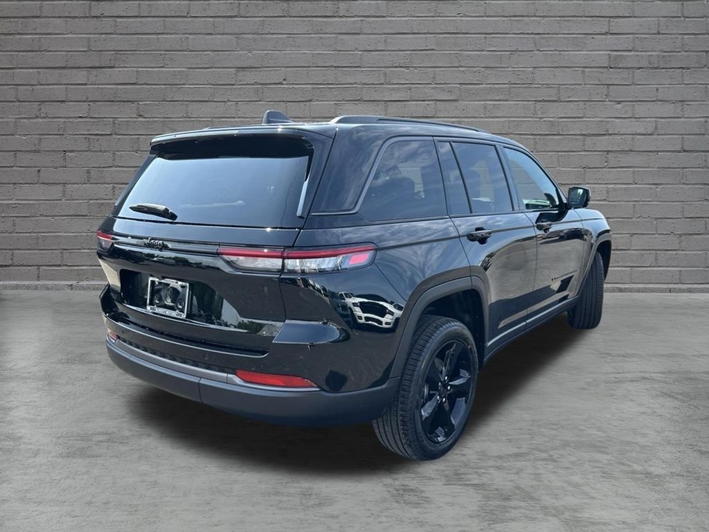 New 2026 Diamond Black Crystal Pearl-Coat Exterior Paint Jeep Limited image 7