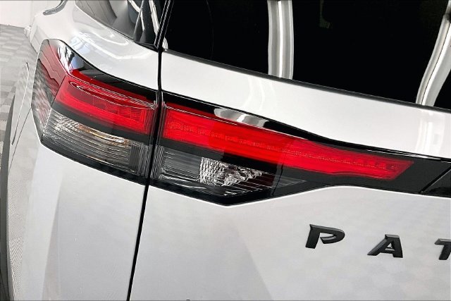New 2025 Brilliant Silver Metallic Nissan Platinum image 18