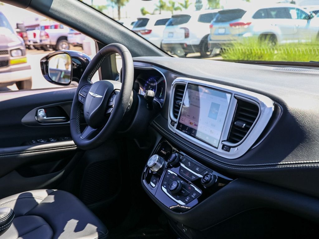 New 2026 Bright White Clear-Coat Exterior Paint Chrysler Select image 18