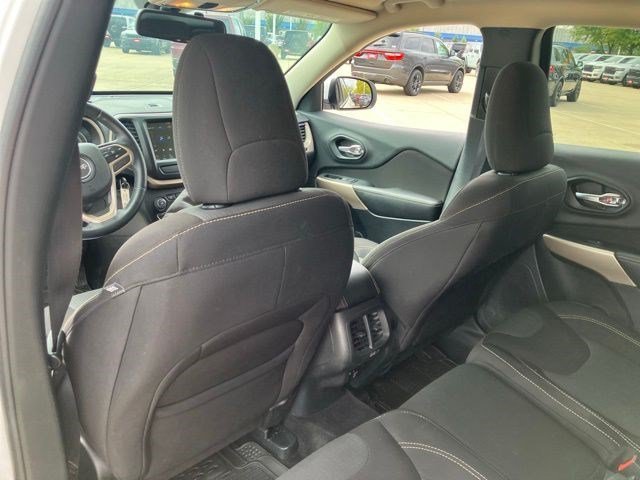 Certified Used 2017 Bright White Clearcoat Jeep Latitude image 21