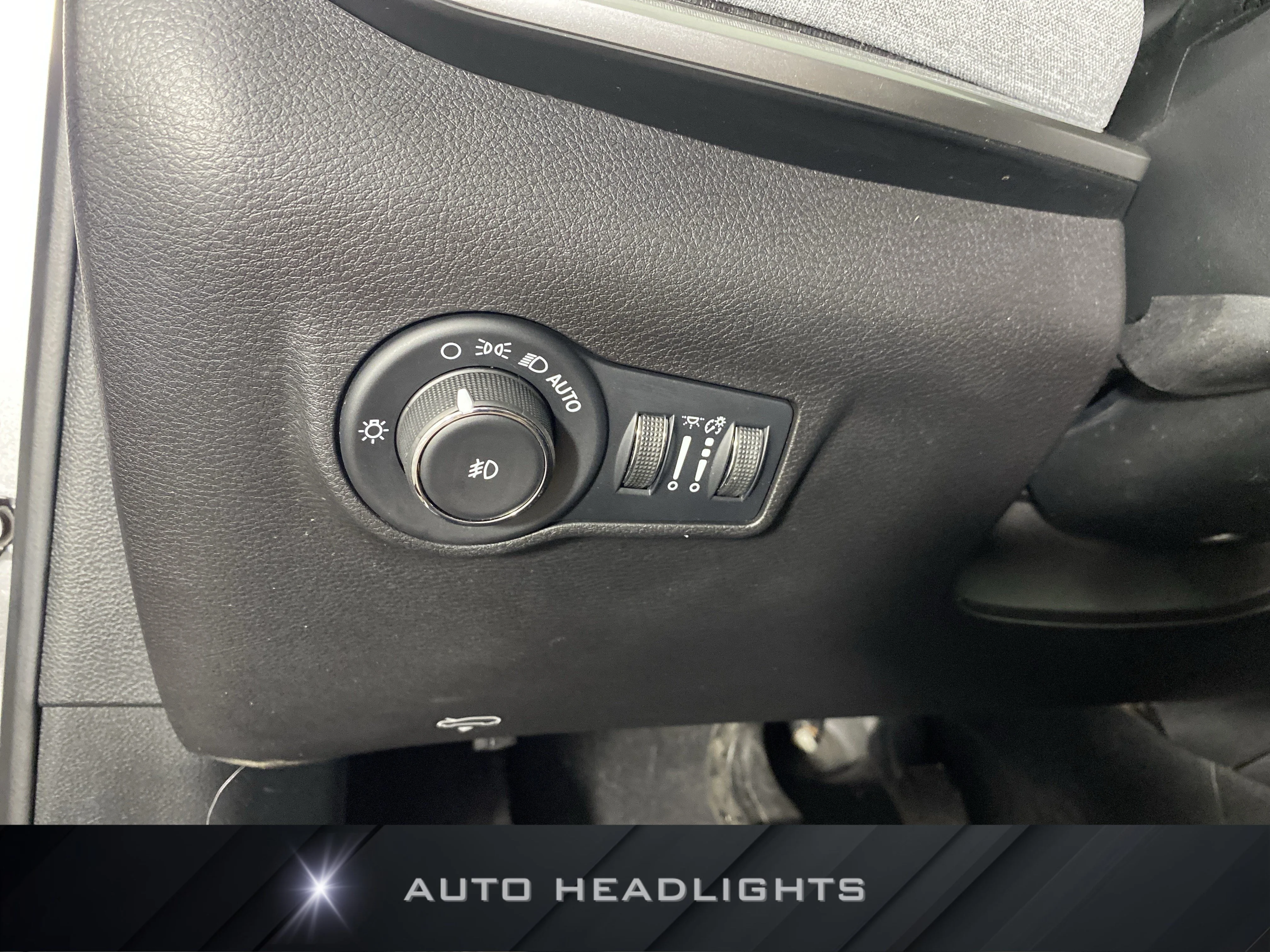 Used 2023 Billet Silver Metallic Clearcoat Jeep Latitude image 23