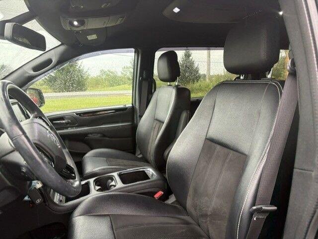 Used 2019 Black Onyx Crystal Pearlcoat Dodge SXT image 2