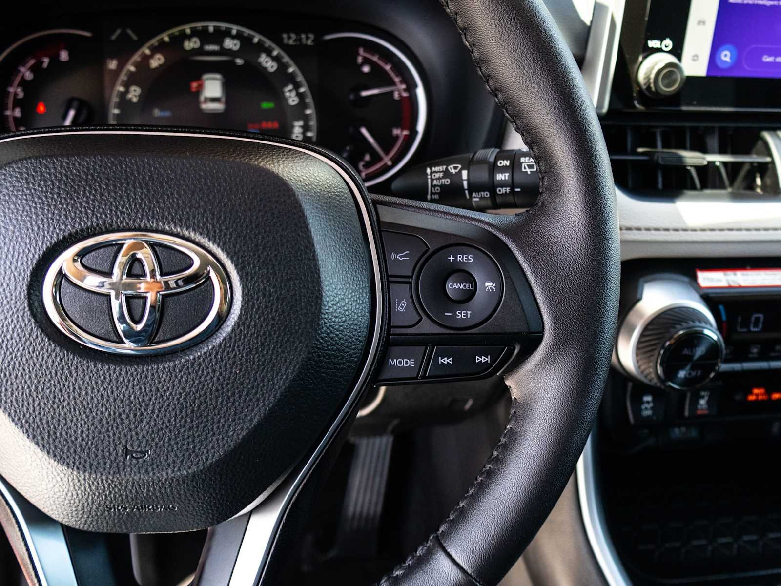 2025 Toyota RAV4 XLE - Photo 36