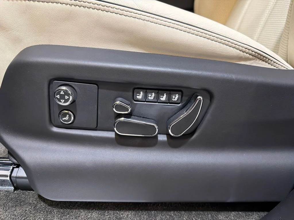 Used 2023 Black Bentley Azure image 27