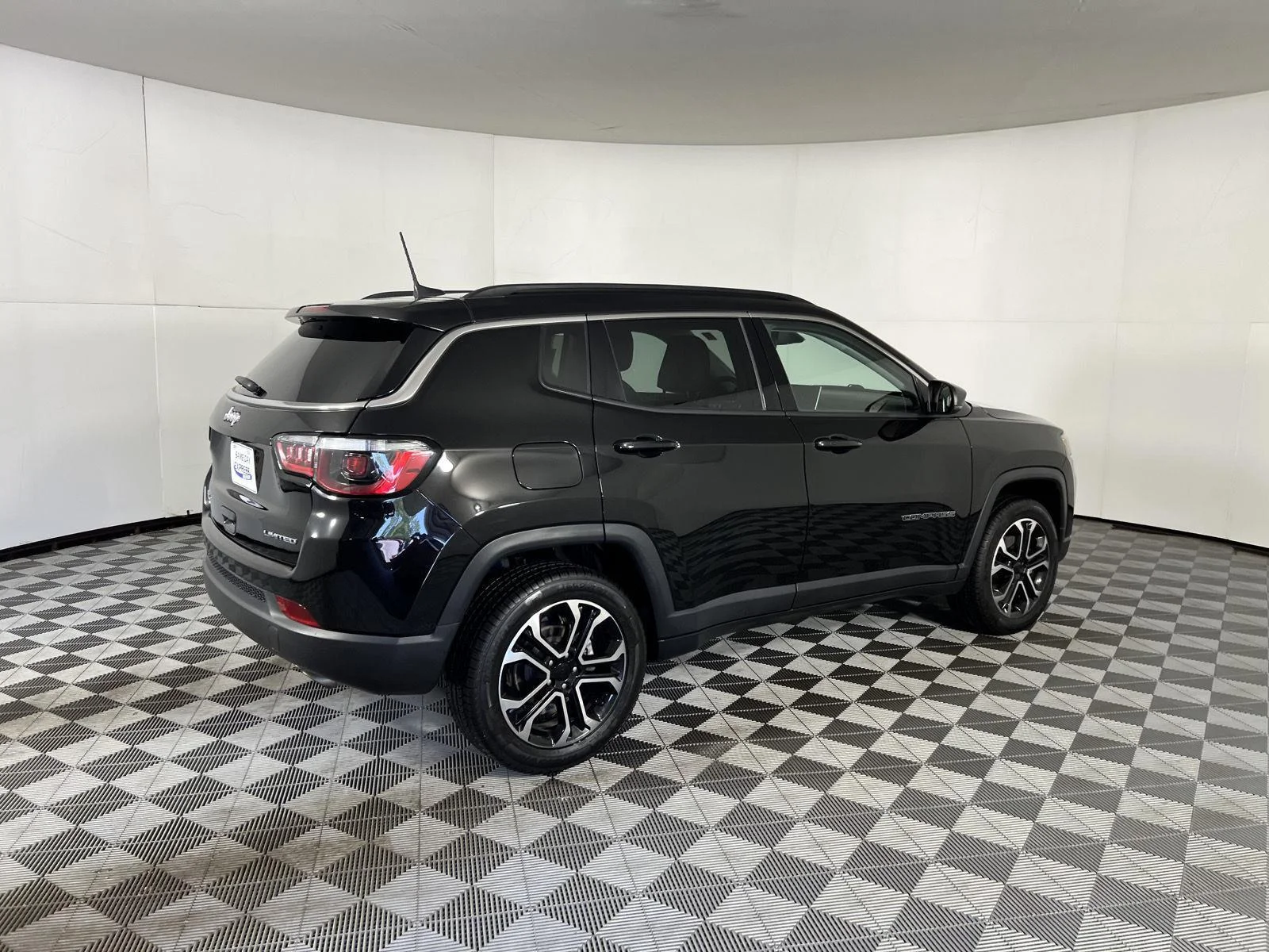 Used 2022 Diamond Black Crystal Pearlcoat Jeep Limited image 24