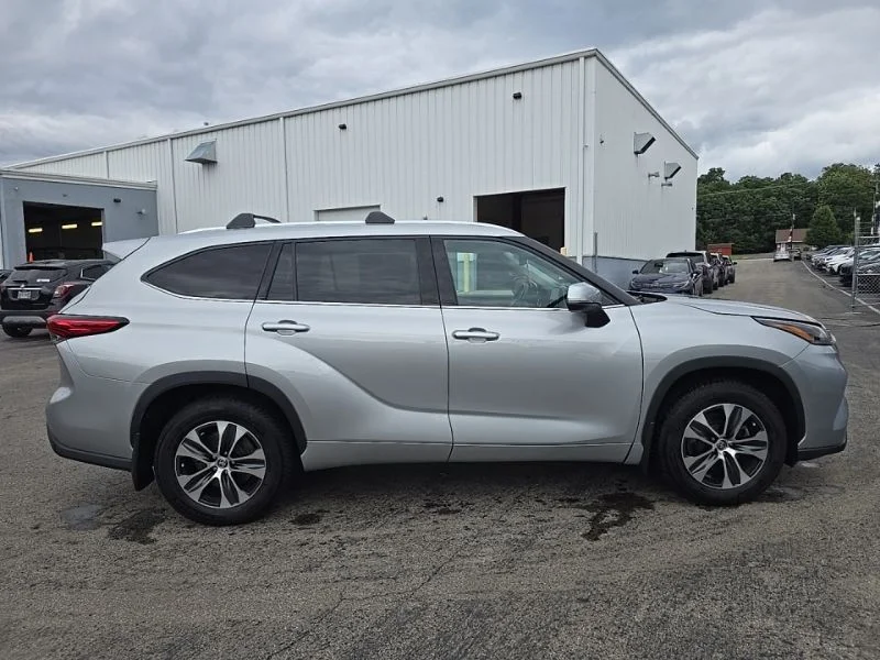 Used 2021 Silver Toyota XLE image 13