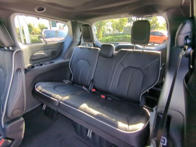 New 2026 Diamond Black Crystal Pearl-Coat Exterior Paint Chrysler Limited image 16
