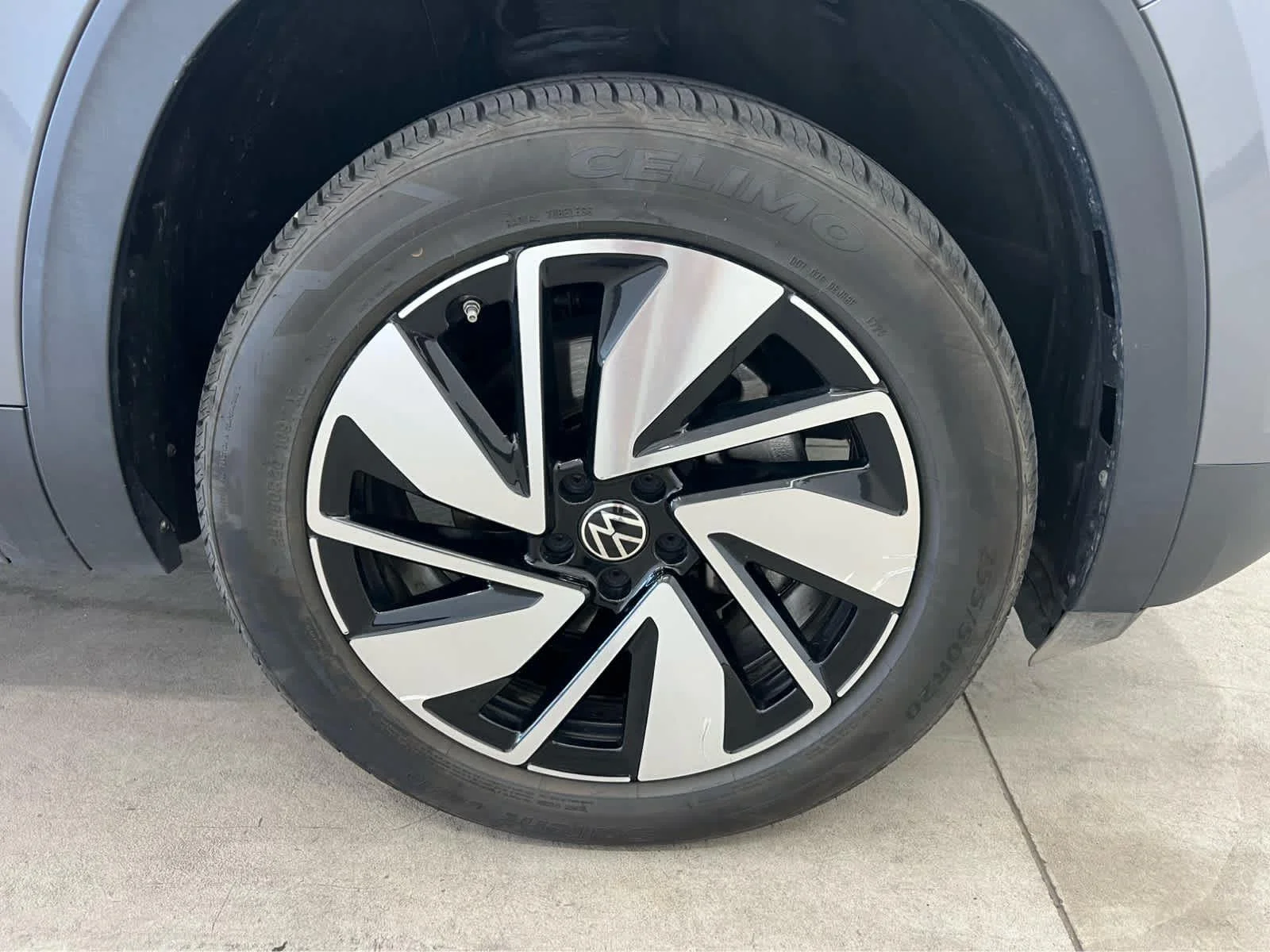 2025 Volkswagen Atlas SE w/Tech - Photo 8