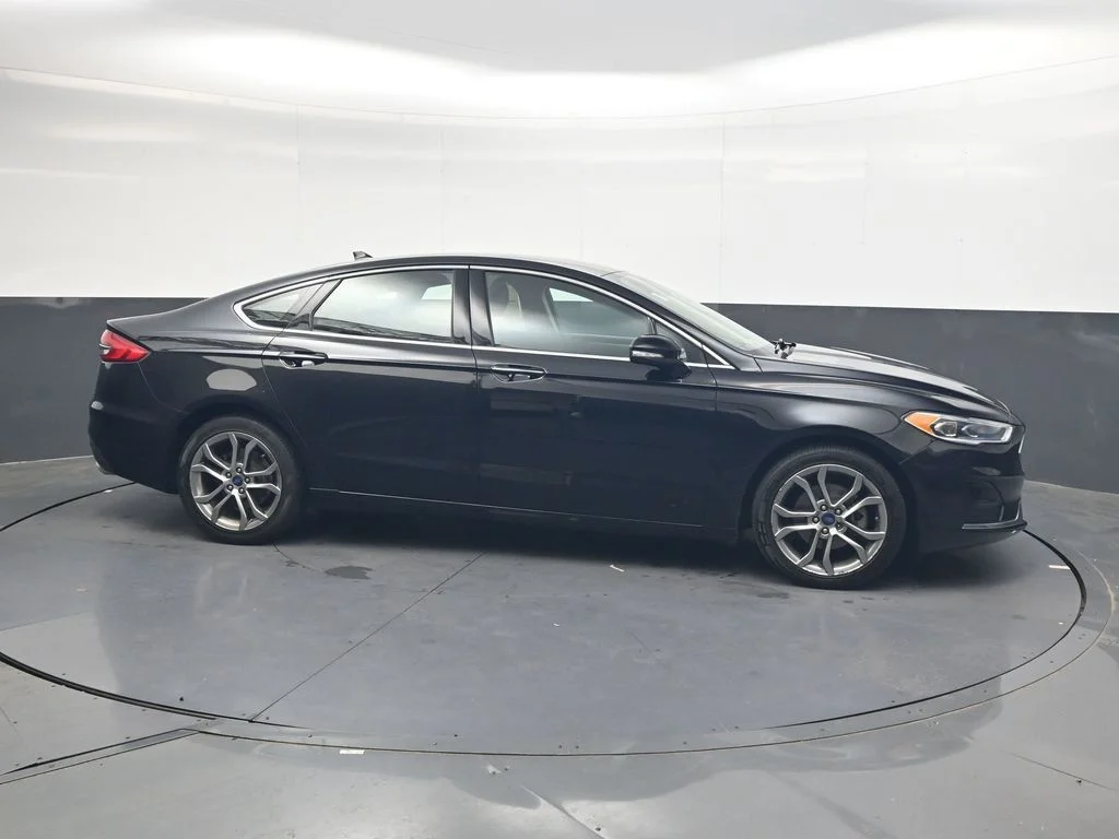 Used 2019 Black Ford SEL image 4