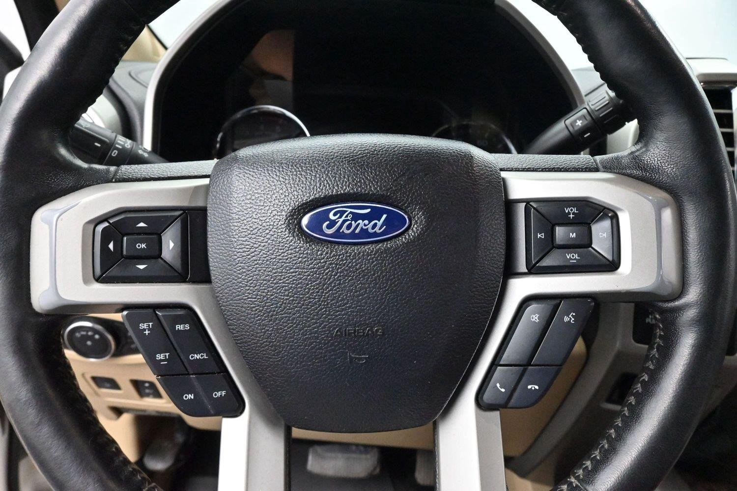 Used 2017 White Platinum Metallic Tri-Coat Ford Lariat image 17