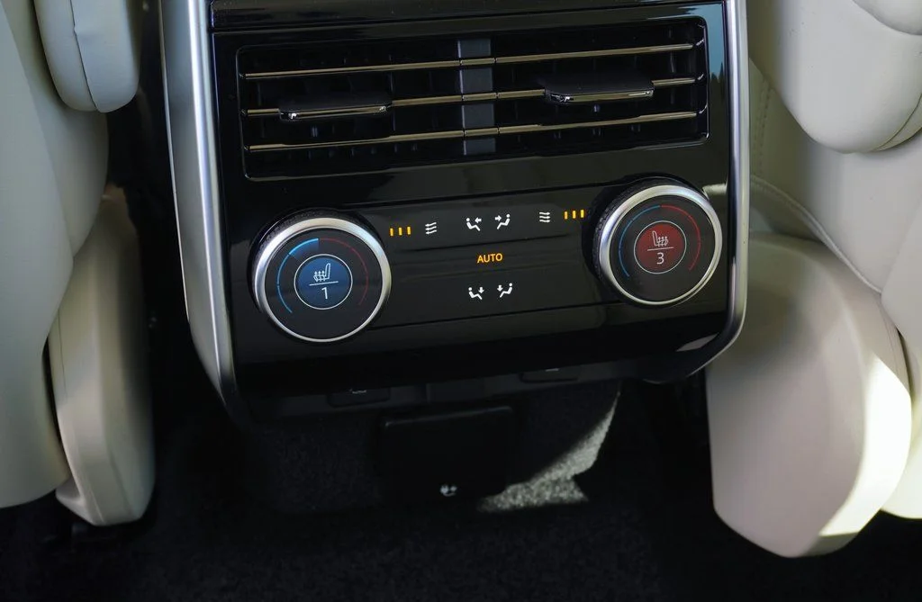New 2026 Ostuni Pearl White Land Rover SE image 31