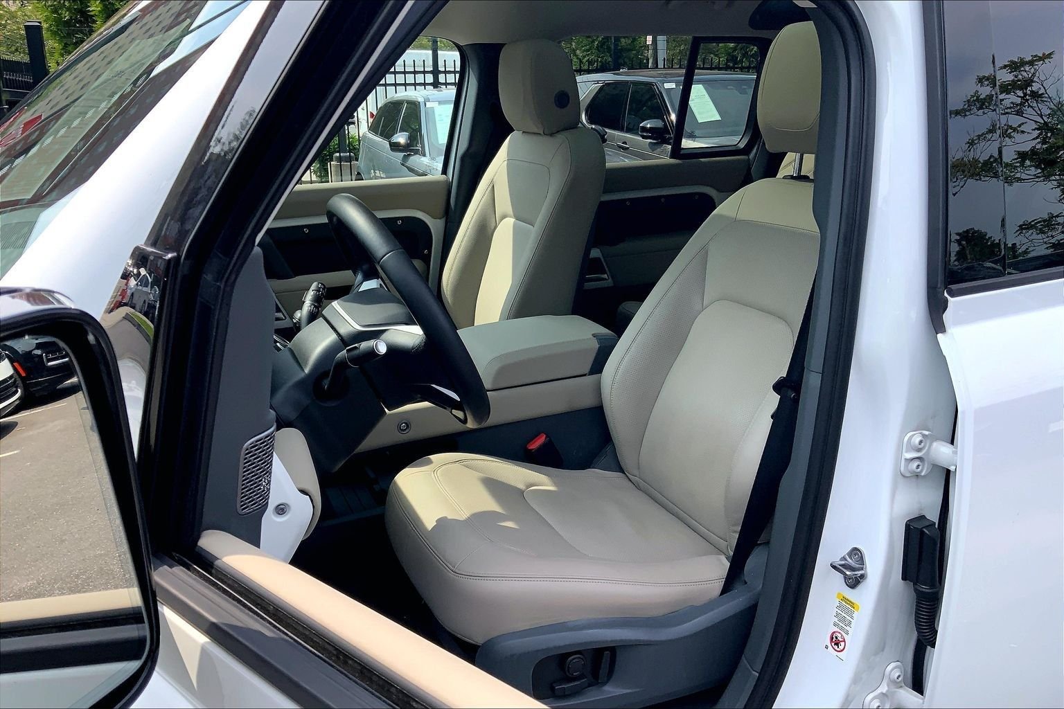 Used 2024 Fuji White Land Rover S image 7