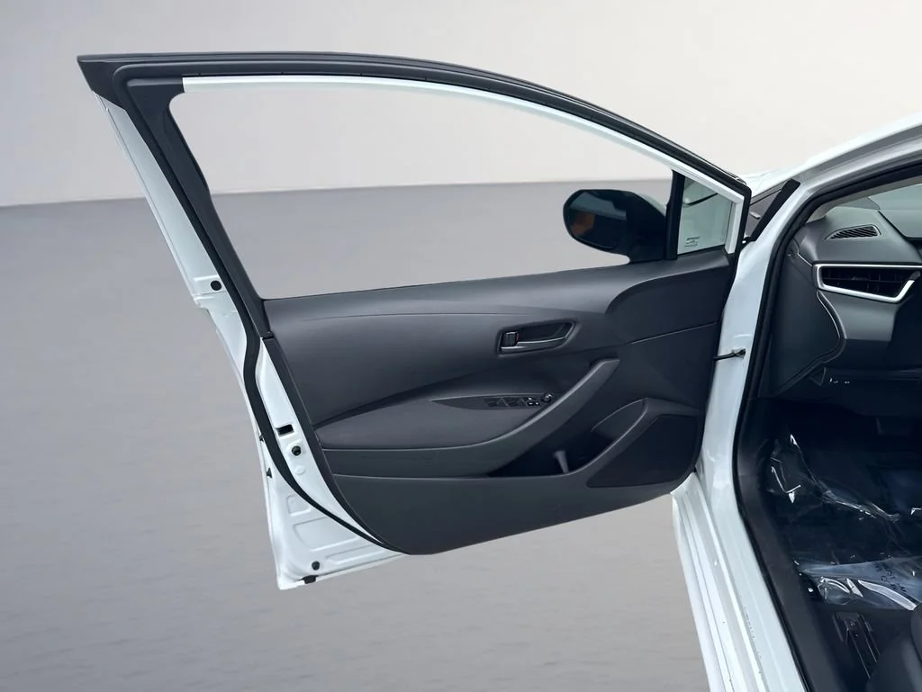 Used 2022 White Toyota LE image 21