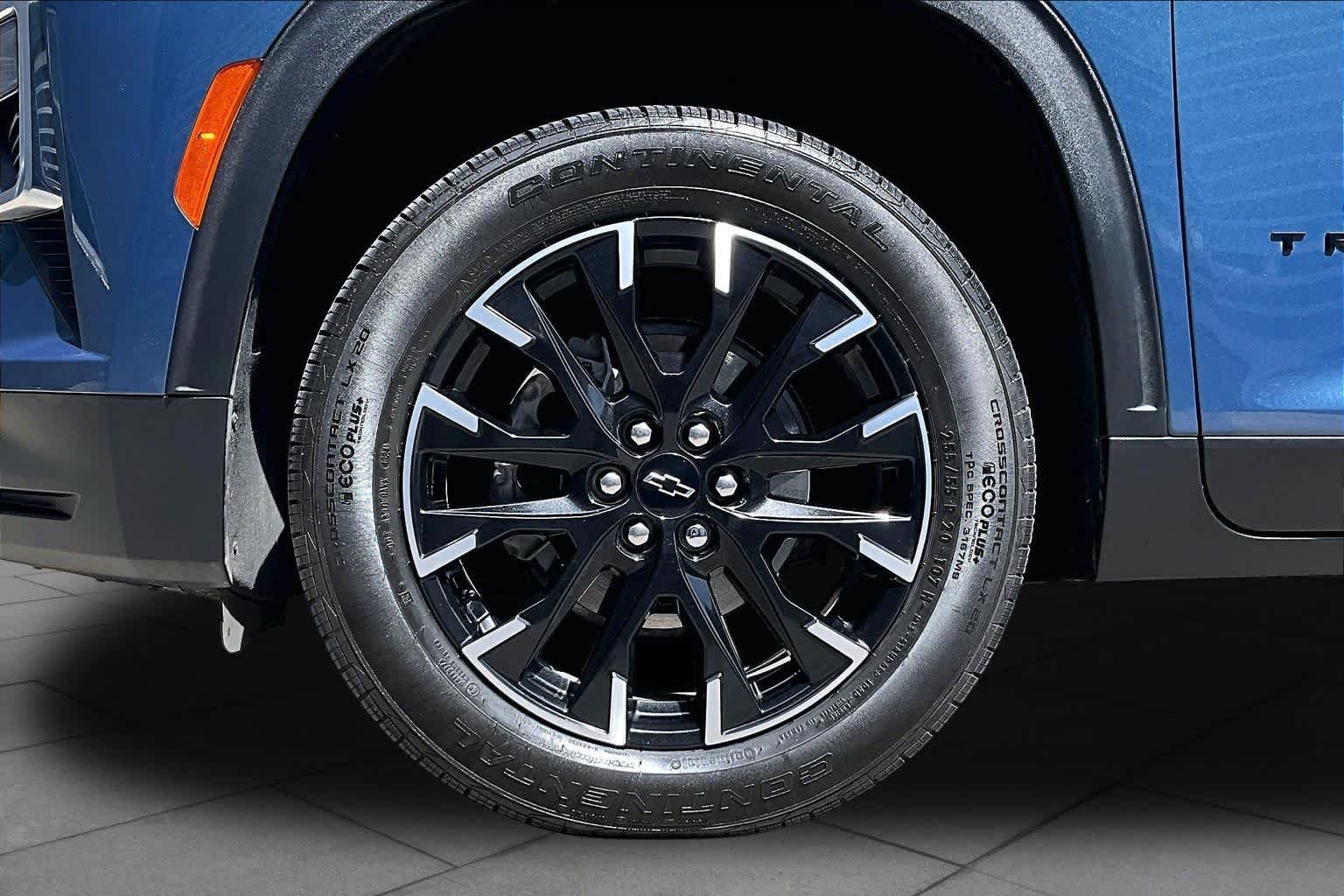 Used 2025 Lakeshore Blue Metallic Chevrolet FWD LT image 11