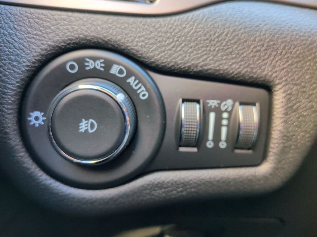 Used 2021 Slate Blue Pearlcoat Jeep Latitude Lux image 16