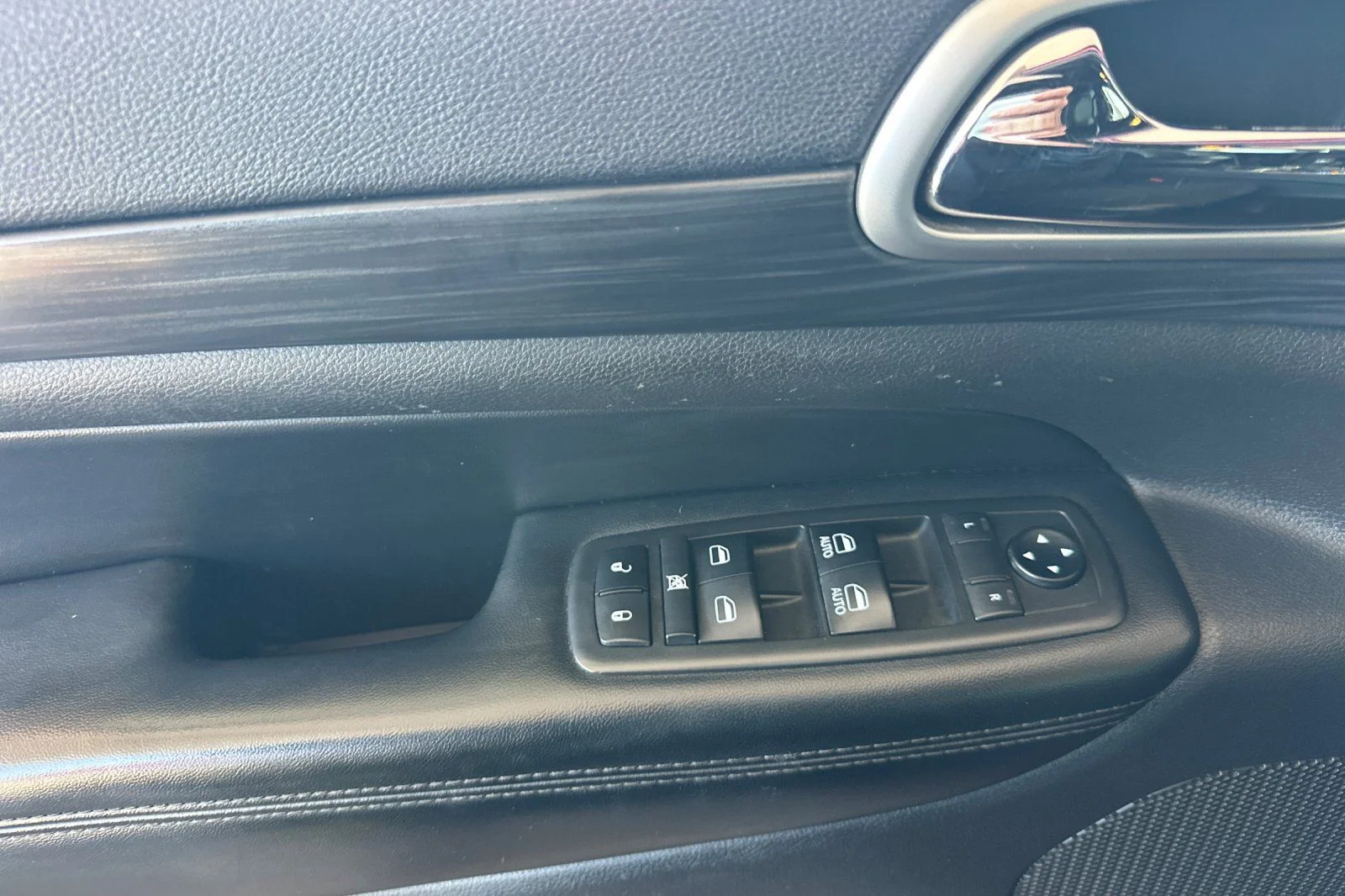 Used 2019 Red Jeep Altitude image 18