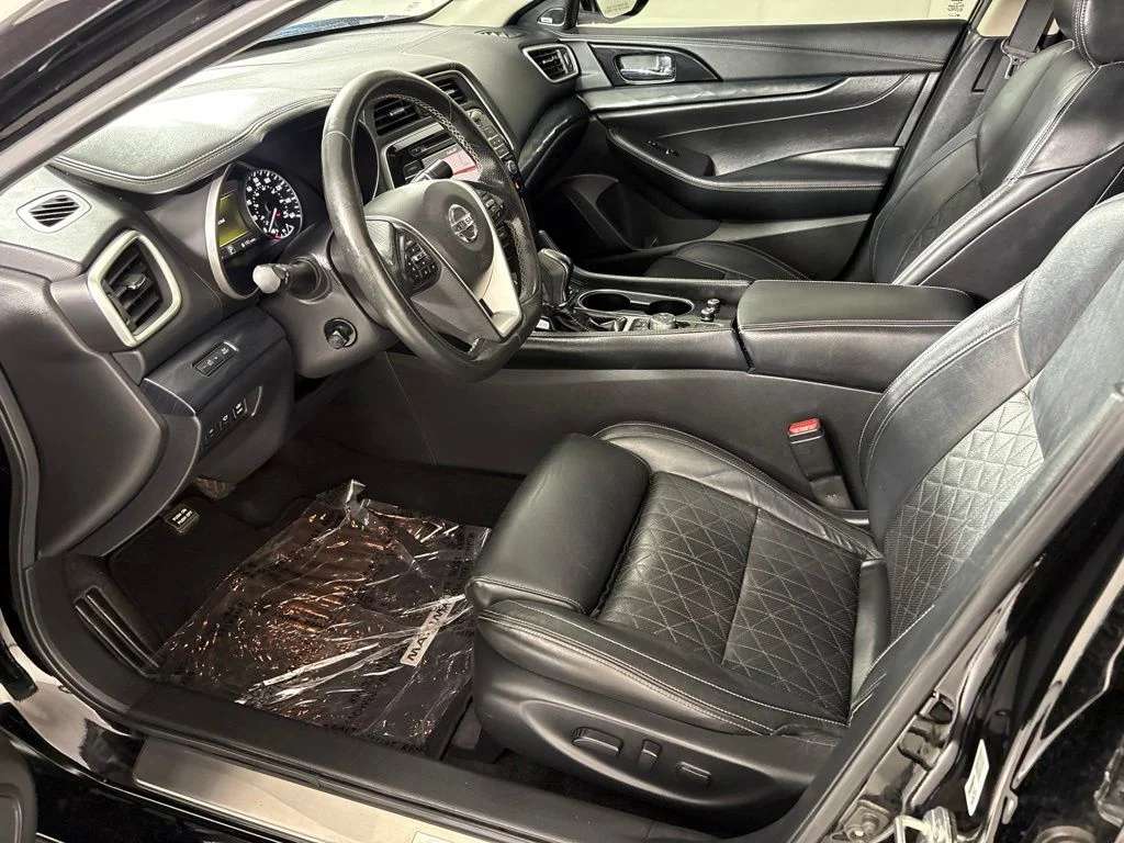 Used 2020 Black Nissan Platinum image 23