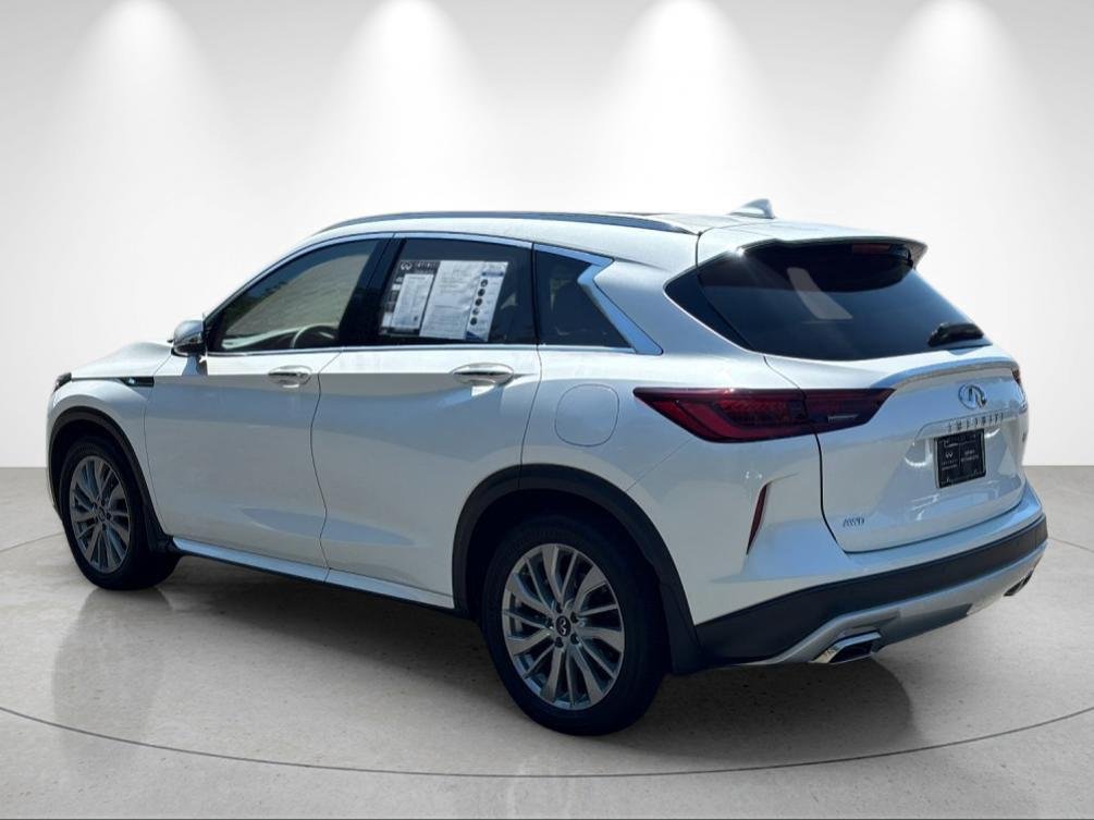 Used 2025 Radiant White INFINITI LUXE image 3