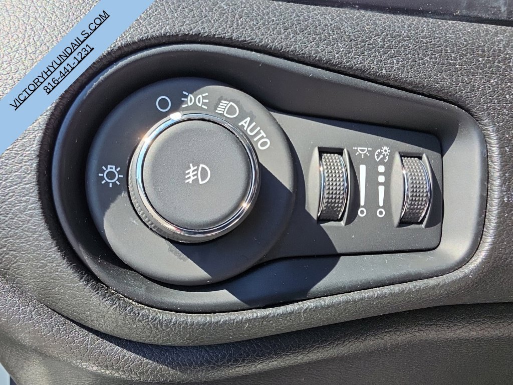 Used 2018 White Jeep Latitude image 18