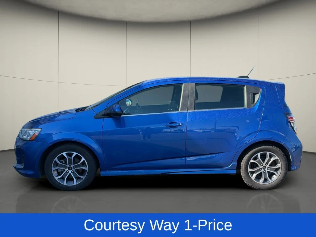 Used 2019 KINETIC BLUE METALLIC Chevrolet LT image 5