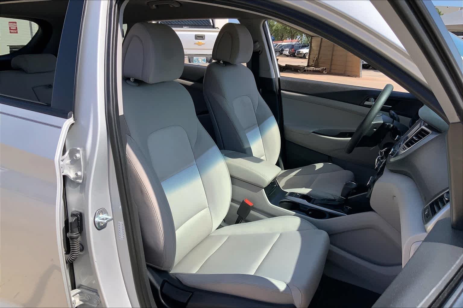Used 2018 Molten Silver Hyundai SE image 8