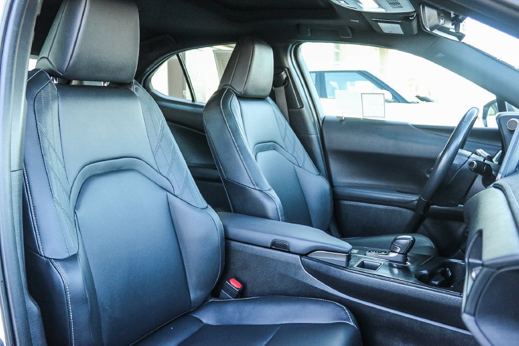 2025 Lexus UX Hybrid 300h - Photo 16
