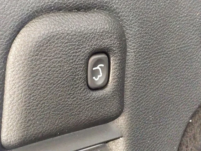 Used 2018 White Jeep Laredo E image 33