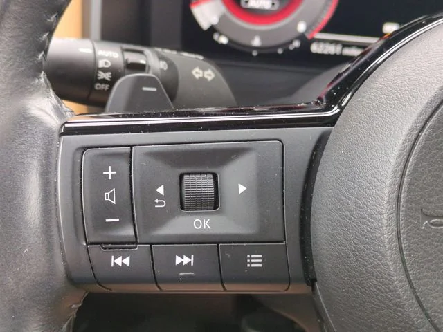 Used 2021 White Nissan Platinum image 16