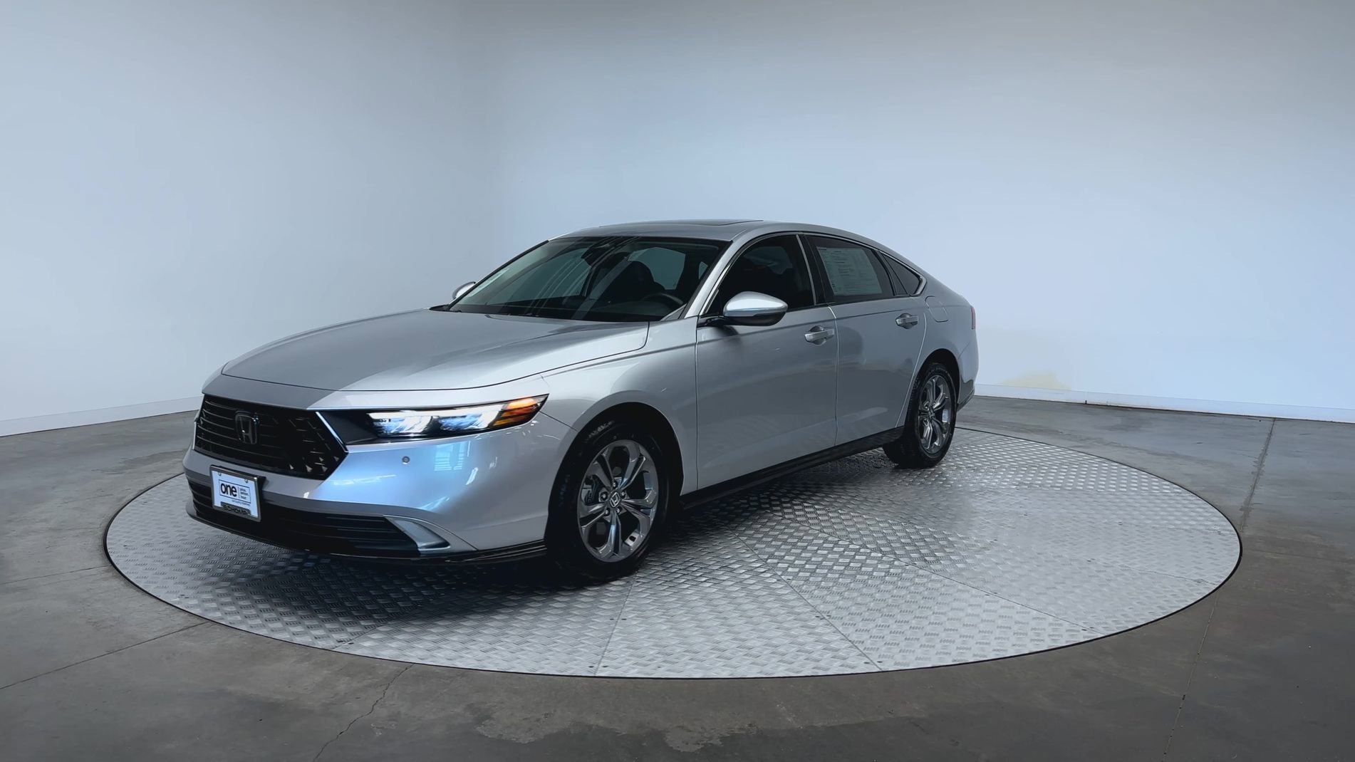Used 2024 Solar Silver Metallic Honda EX-L image 4