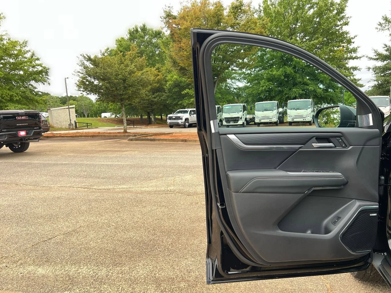 Used 2026 Ebony Twilight Metallic GMC Elevation image 18