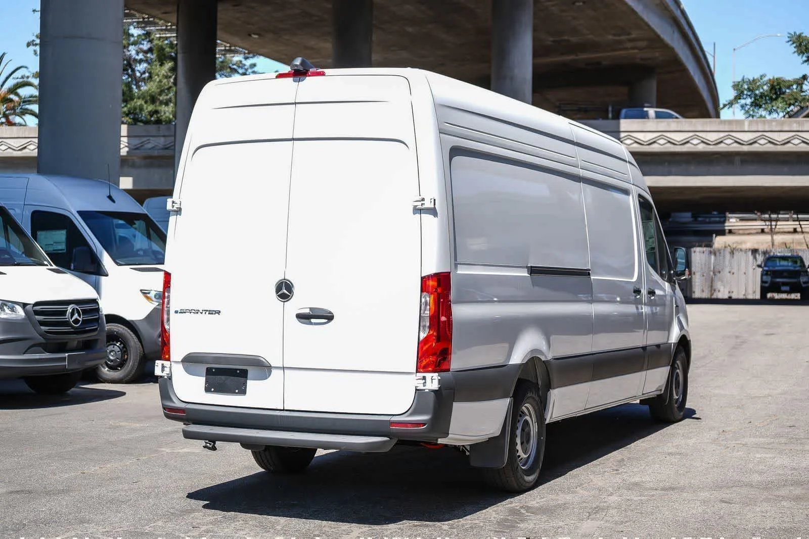 New 2025 Arctic+White Mercedes-Benz Cargo 170WB High Roof 113kW Battery RWD HO Motor image 7