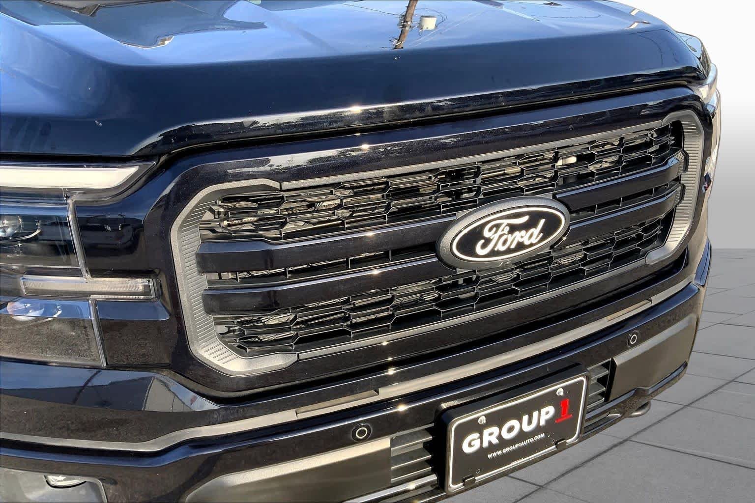 Used 2025 Agate Black Metallic Ford LARIAT image 28