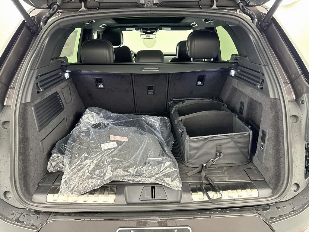 New 2026 Charente Grey Land Rover Dynamic SE image 27