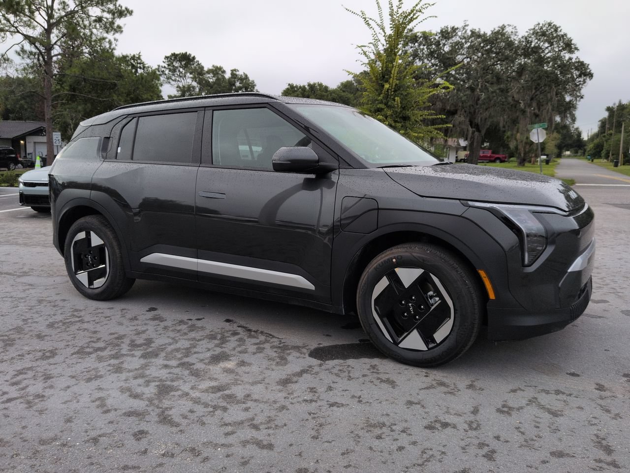 New 2027 Interstellar Gray Kia Wind image 2