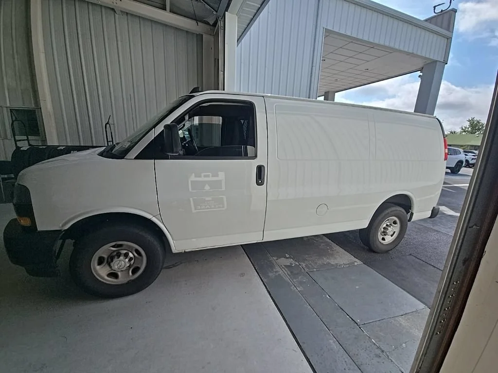 Used 2018 SUMMIT WHITE Chevrolet 2500 RWD 135" image 1