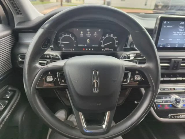 Used 2021 White Lincoln Standard image 22