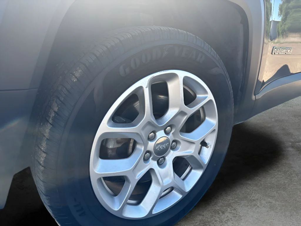 Used 2017 Granite Crystal Metallic Clearcoat Jeep Latitude image 31