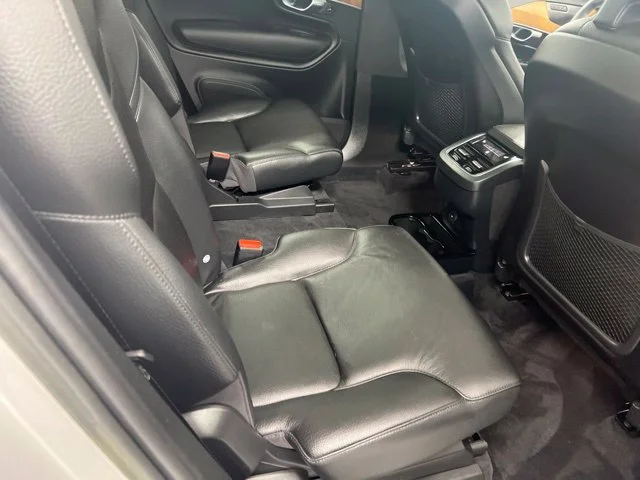 Used 2023 Silver Volvo B6 Plus 6-Seater image 22