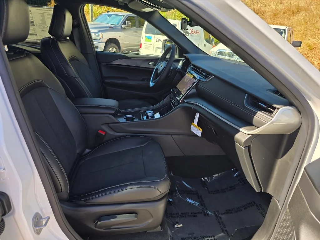 New 2027 White/off-white Jeep Laredo X image 27