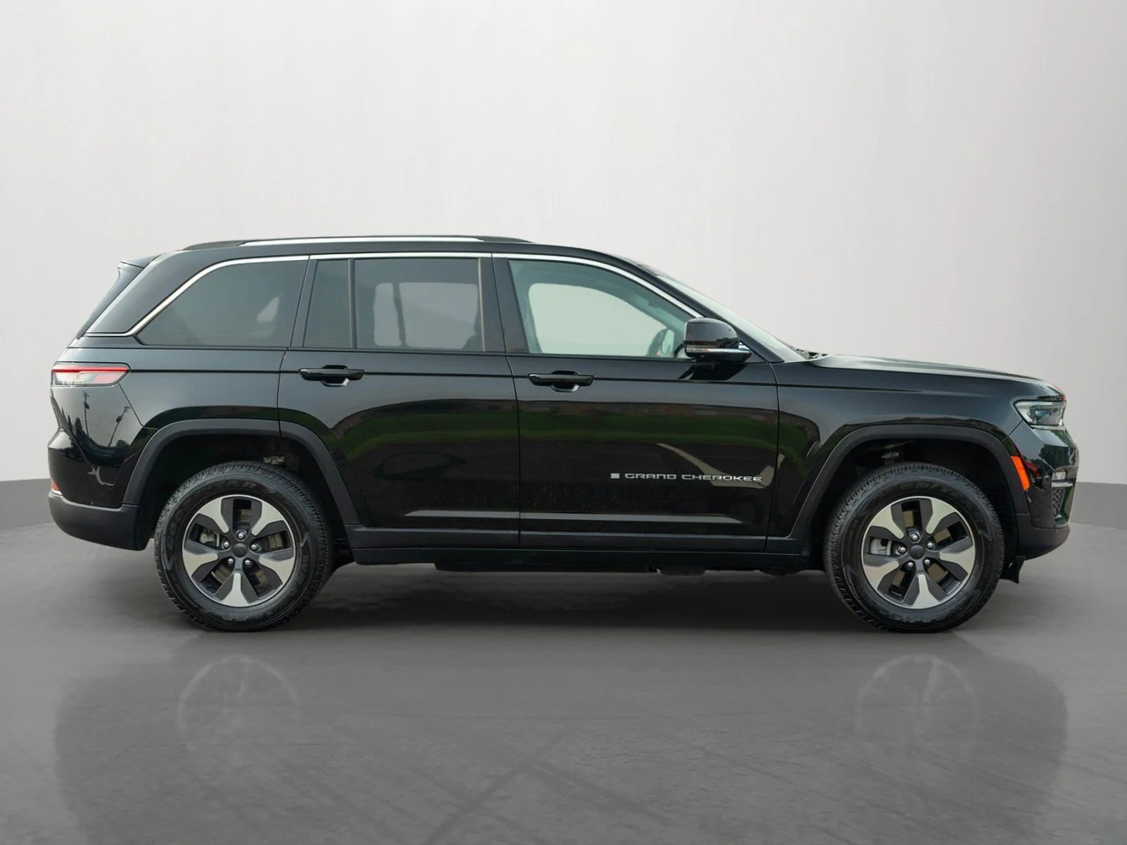 Used 2022 Diamond Black Crystal Pearlcoat Jeep 4xe image 8