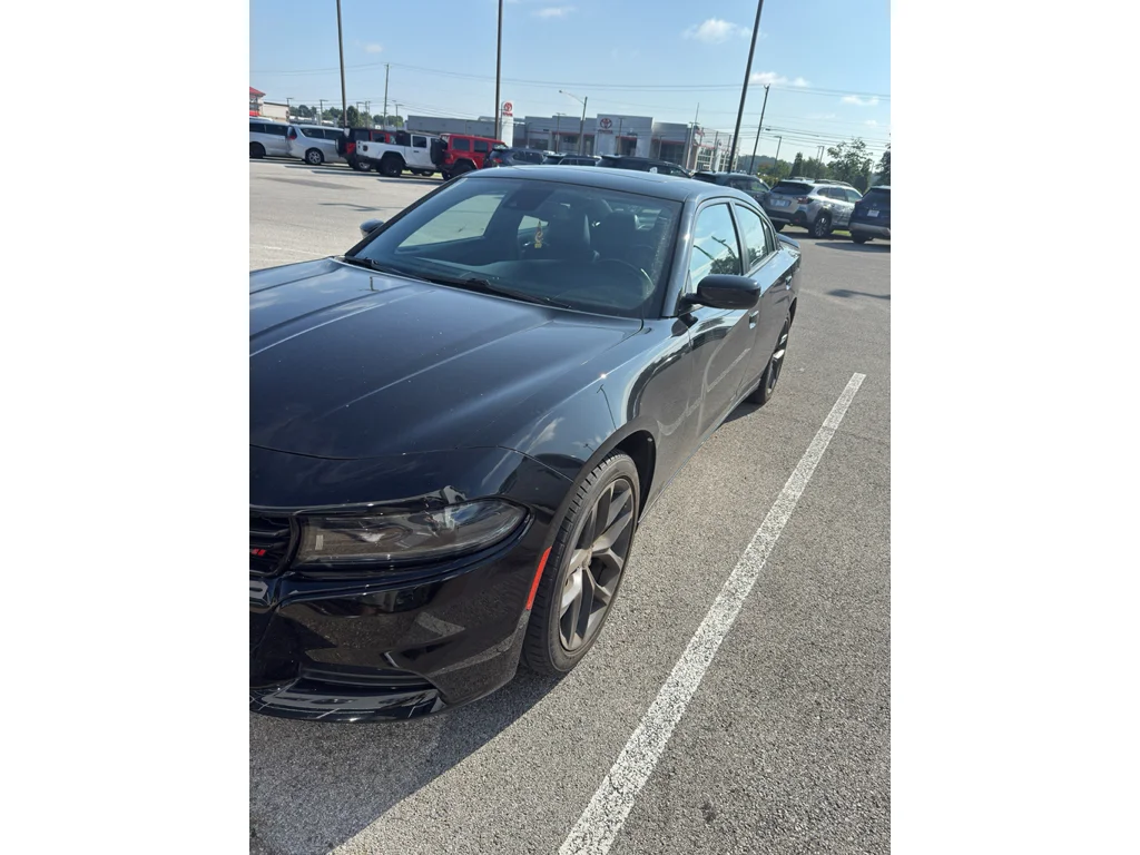 Used 2022 Pitch Black Clearcoat Dodge SXT image 2