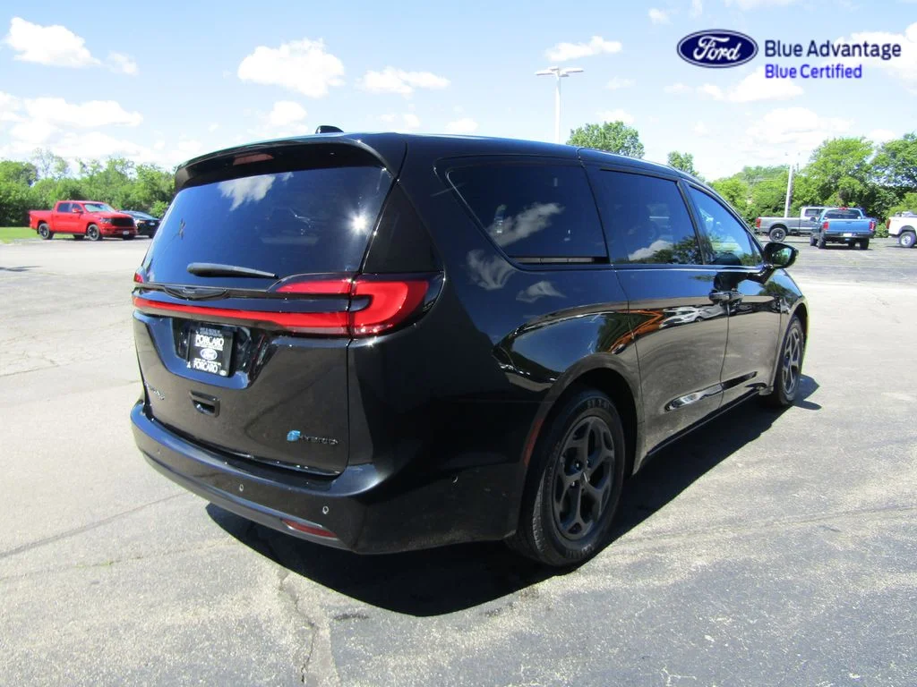 Certified Used 2022 Brilliant Black Crystal Pearlcoat Chrysler Limited image 17