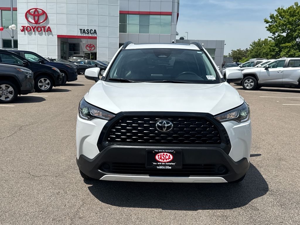 Used 2023 Off-white Toyota LE image 2