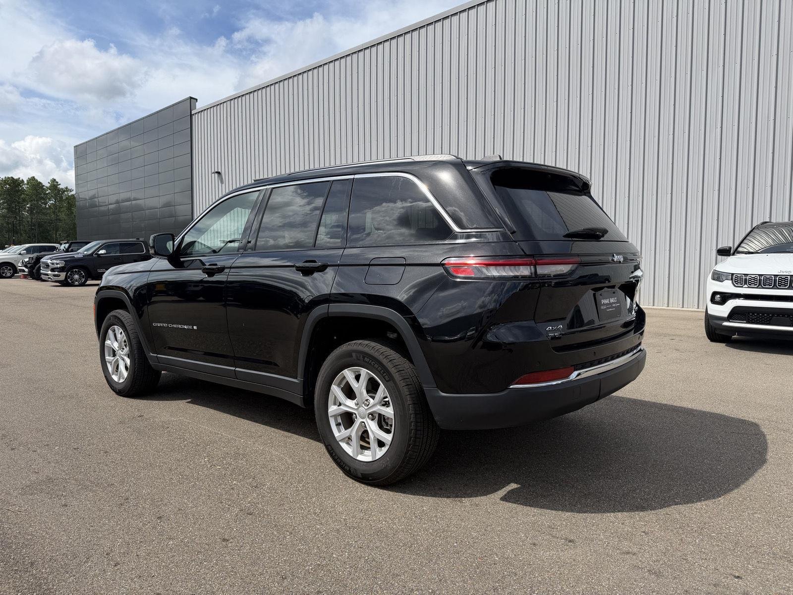 Used 2023 Diamond Black Crystal Pearlcoat Jeep Limited image 4