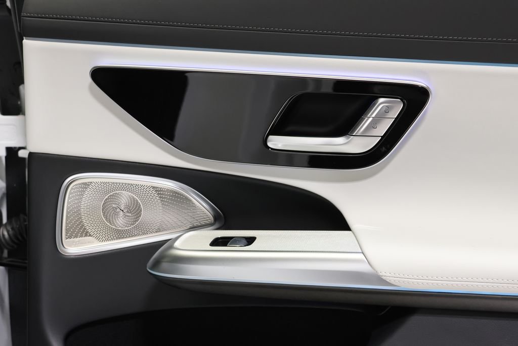 New 2027 MANUFAKTUR Moonlight White Magno Mercedes-Benz E 53 AMG® image 52