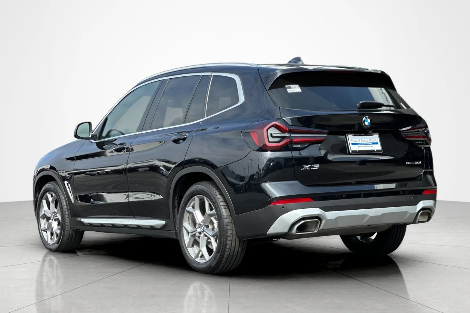 Used 2023 Black Sapphire Metallic BMW sDrive30i image 3