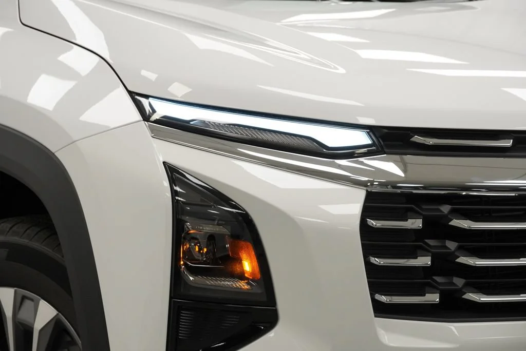 New 2027 Summit White Chevrolet LT image 32