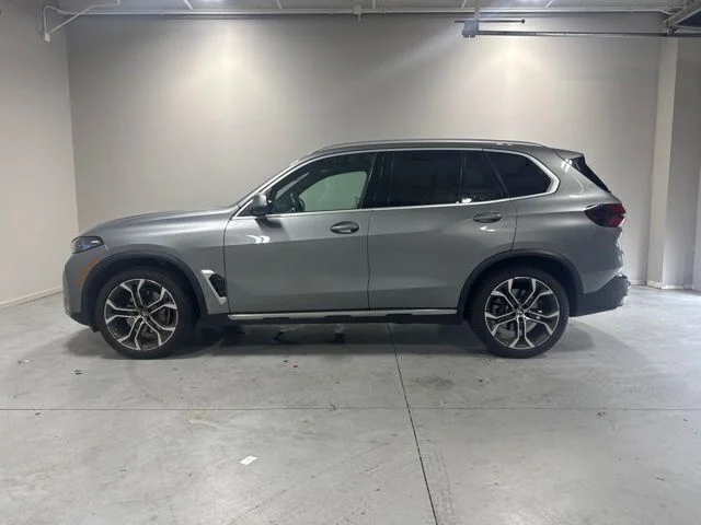 Used 2024 Gray BMW xDrive40i image 10